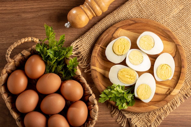 Oeufs durs coupés en tranches sur la table