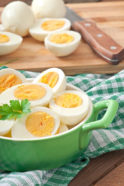 Oeufs durs dans un bol décoré de feuilles de persil