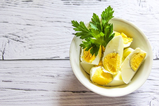 Oeufs durs dans un bol décoré de feuilles de persil