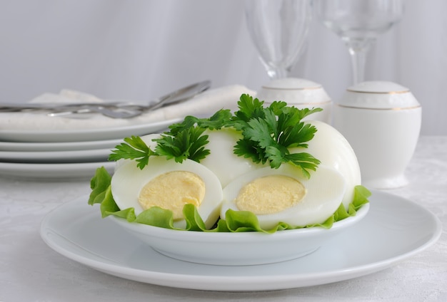 Oeufs durs dans une coupe avec du persil sur une assiette