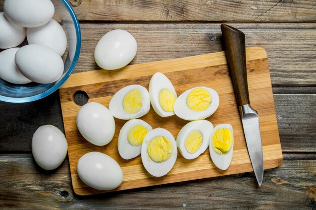 Oeufs durs tranchés sur une planche à découper