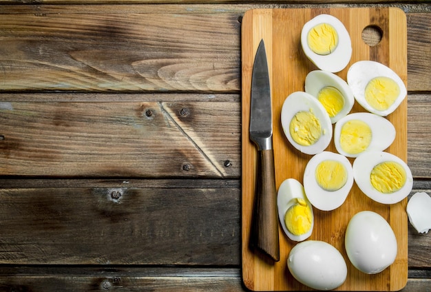 Oeufs durs tranchés sur une planche à découper