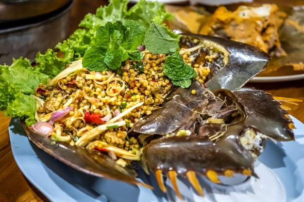 Oeufs épicés salade de proxénètes chili food thai style avec crabe fer à cheval