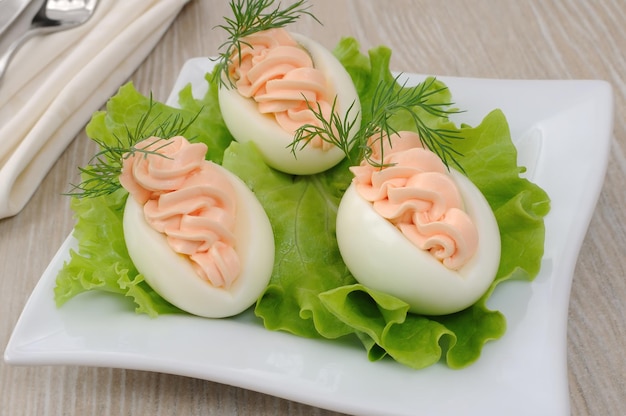 Oeufs farcis au pâté de saumon dans des feuilles de laitue