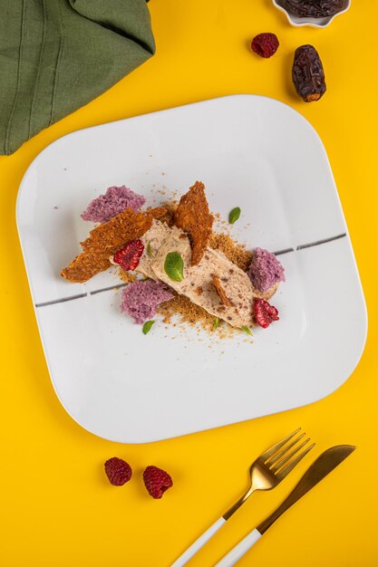 Oeufs farine sucre et ingrédients pour la cuisson Légumes et fruits colorés