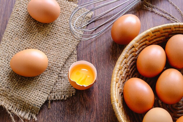 Oeufs de ferme frais sur un bois