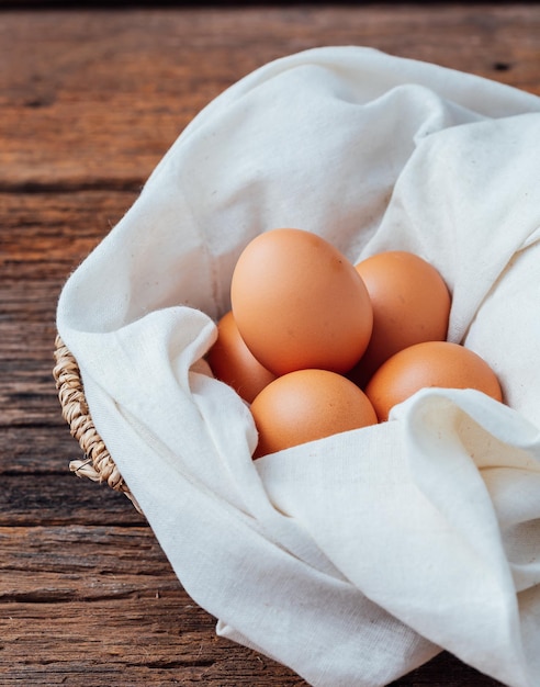 oeufs sur fond de bois