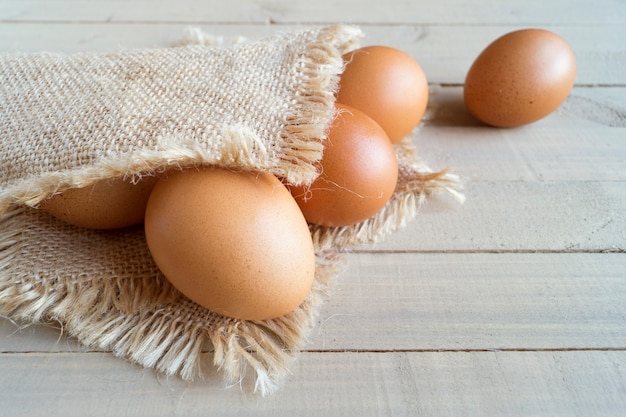 Oeufs sur fond en bois.