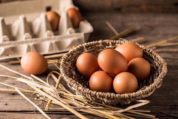 oeufs sur fond de table en bois