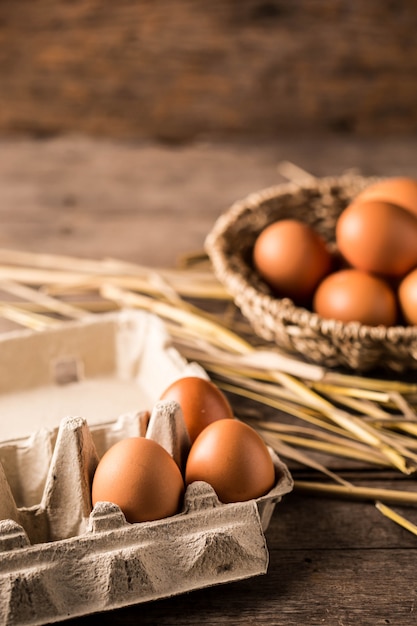 oeufs sur fond de table en bois