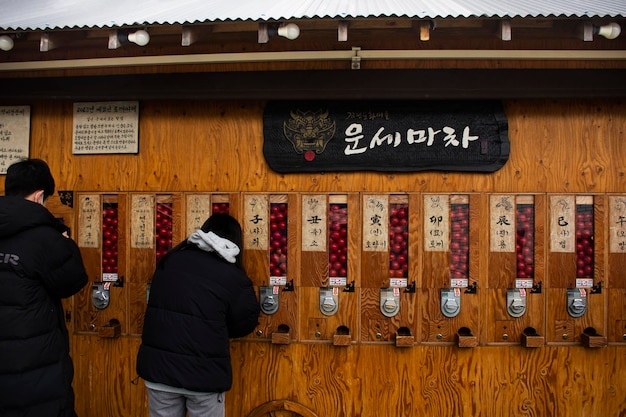 Oeufs de fortune Gashapon ou machines à capsules couture si pour les coréens voyagent visiter et demander la réponse du village culturel de fortune Gamcheon ou de la ville de Santorini Pusan le 18 février 2023 à Busan en Corée du Sud