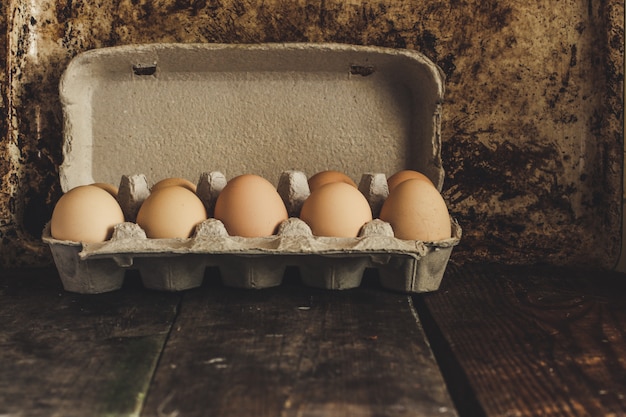 Oeufs frais dans un carton