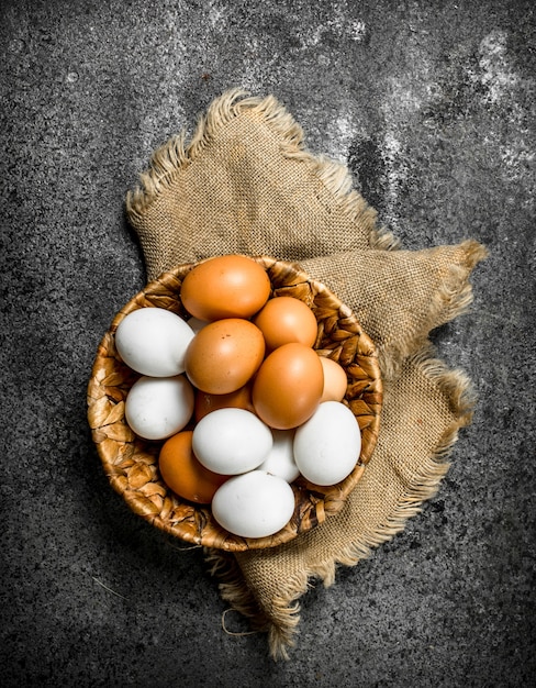 Oeufs frais dans le panier.