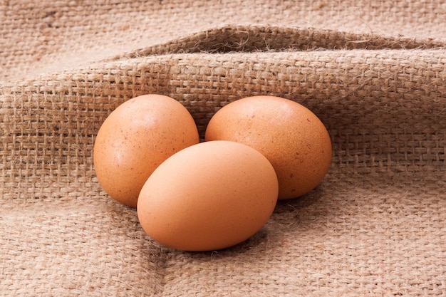 oeufs frais dans un plateau ou une table en gros plan