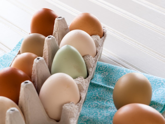 Oeufs frais de ferme multicolores sur la table.