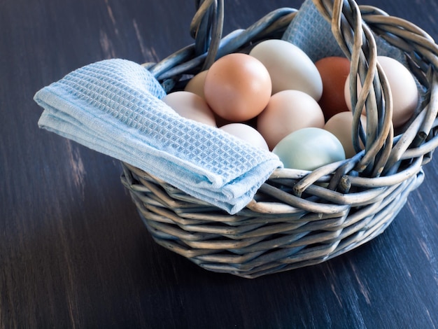 Oeufs frais de ferme multicolores sur la table.