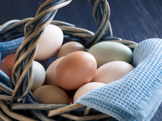 Oeufs frais de ferme multicolores sur la table.