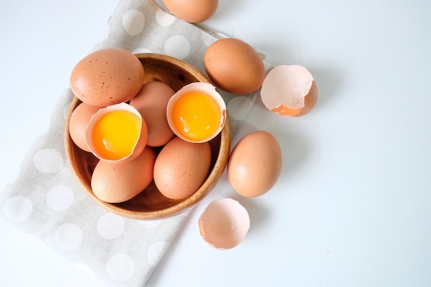 Oeufs frais de la ferme placé table en bois