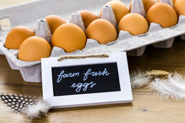 Photo oeufs frais de la ferme sur la table en bois.