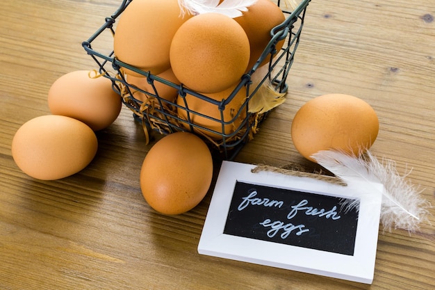 Oeufs frais de la ferme sur la table en bois.