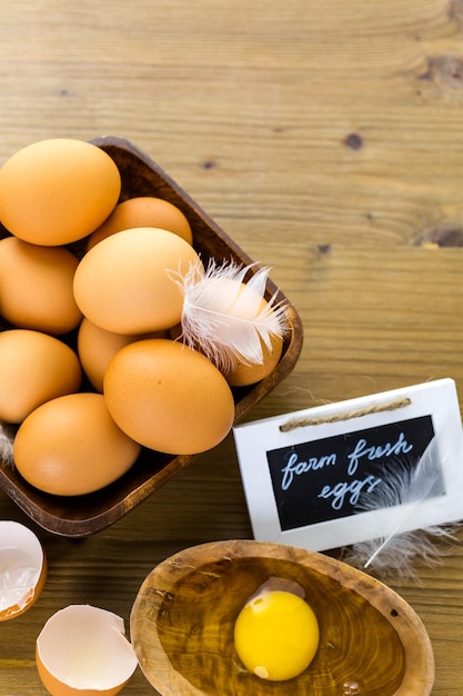 Oeufs frais de la ferme sur la table en bois.