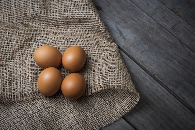 oeufs frais sur parquet