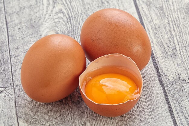 Oeufs frais de poulet avec le jaune