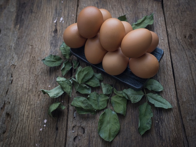 oeufs frais sur la table en bois.