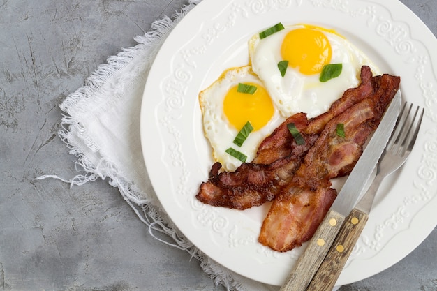 Oeufs frits au bacon. Oeuf ensoleillé