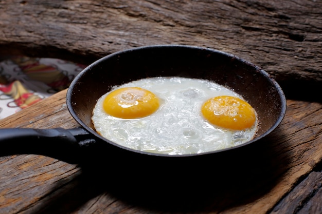 Oeufs frits dans la poêle