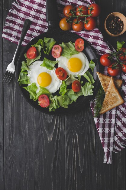 Oeufs frits et salade pour le petit déjeuner