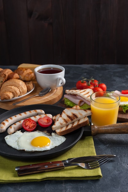 Oeufs frits avec saucisse et légumes sur la casserole