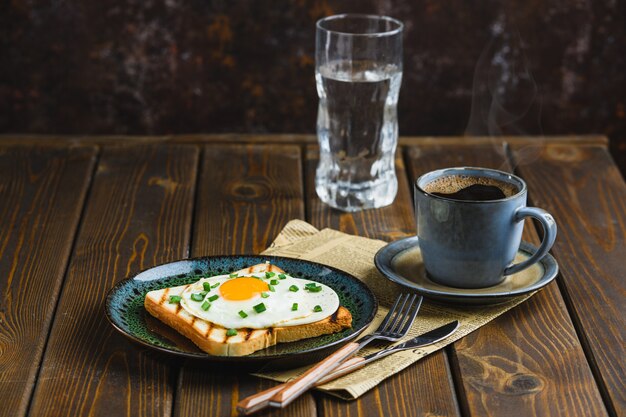 Oeufs frits sur toast avec café chaud