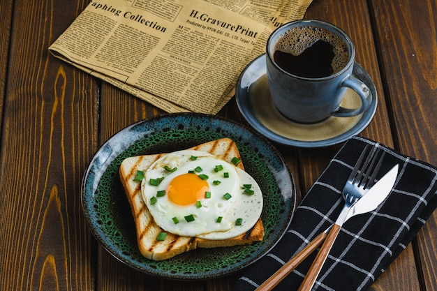 Oeufs frits sur toast avec café chaud