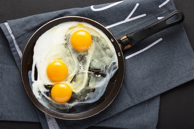 Oeufs frits de trois œufs dans une casserole