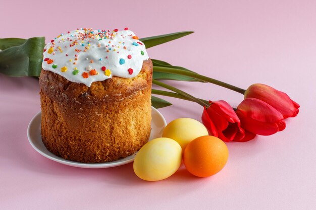 Oeufs de gâteau de Pâques et fleurs de tulipe sur la table de cuisine