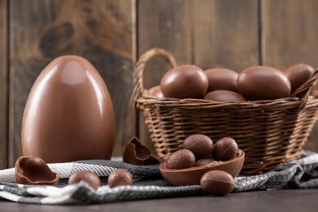 Oeufs de lapin de Pâques au chocolat et bonbons sur fond rustique