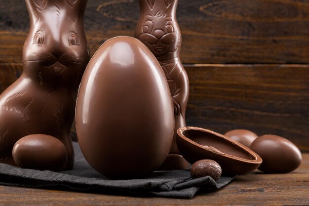 Oeufs de lapin de Pâques au chocolat et bonbons sur fond rustique