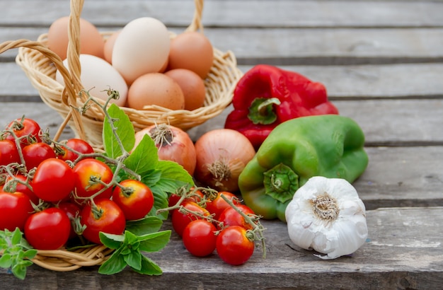 oeufs et légumes du jardin