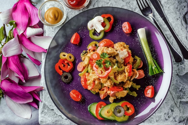 Photo oeufs avec légumes frais et saucisses