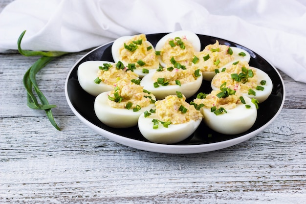 Oeufs maison farcis au fromage et bâtonnets de crabe garnis d'oignons verts