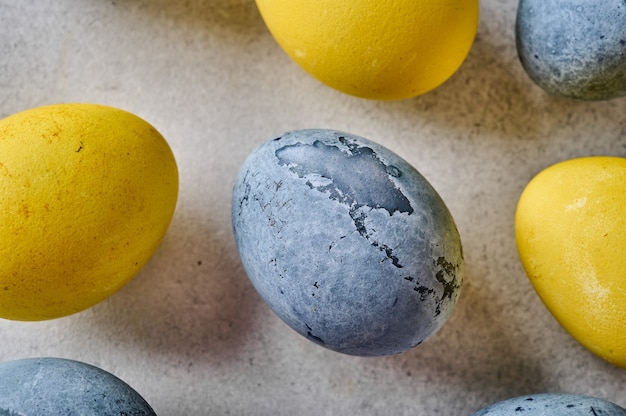 Oeufs en marbre jaune et gris de couleur pâques faits maison