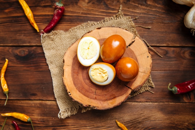 Oeufs marinés sur la planche de bois