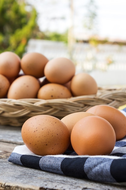 Oeufs sur la nappe au-dessus d&#39;une table en bois.