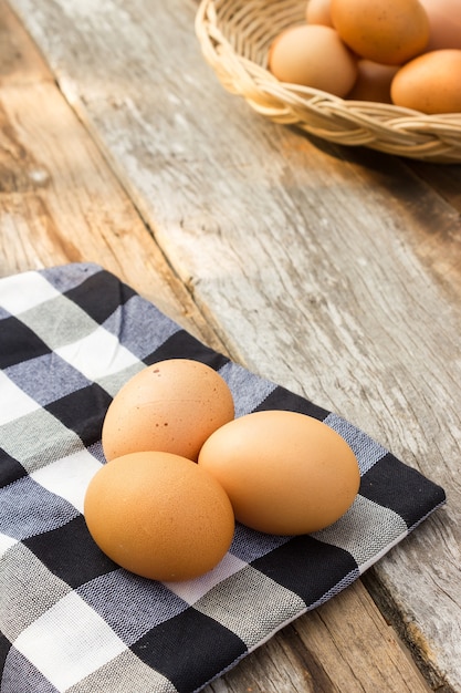 Oeufs sur la nappe au-dessus d&#39;une table en bois.