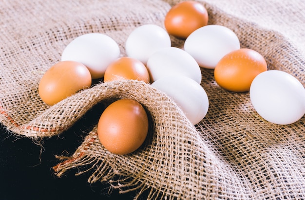 Oeufs sur nappe sur fond noir