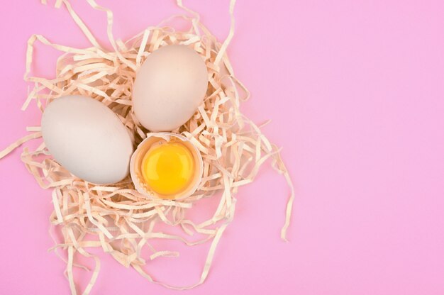 Oeufs naturels sur fond rose. tendance minimaliste, vue de dessus. Plateau d'oeufs. Concept de Pâques.