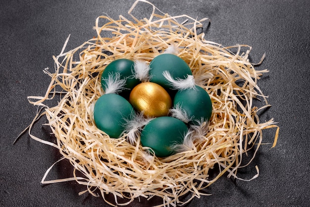 Oeufs d'or de Pâques dans le nid, préparation pour les vacances. Oeufs d'or dans le nid