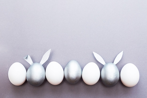 Les œufs avec des oreilles de lapin sont des œufs de couleur argent et blancs