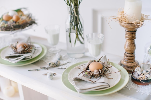 Des œufs de Pâques sur une assiette sur la table.